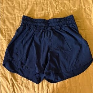 Lululemon mid rise track that short - size 6